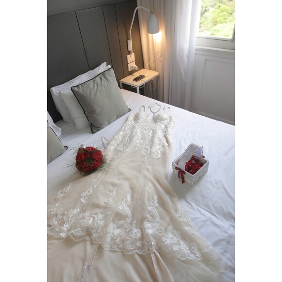 Wedding Dress Size 14 Ivory and Pink Embroidered Details Oleg Cassini - Picture 2 of 16